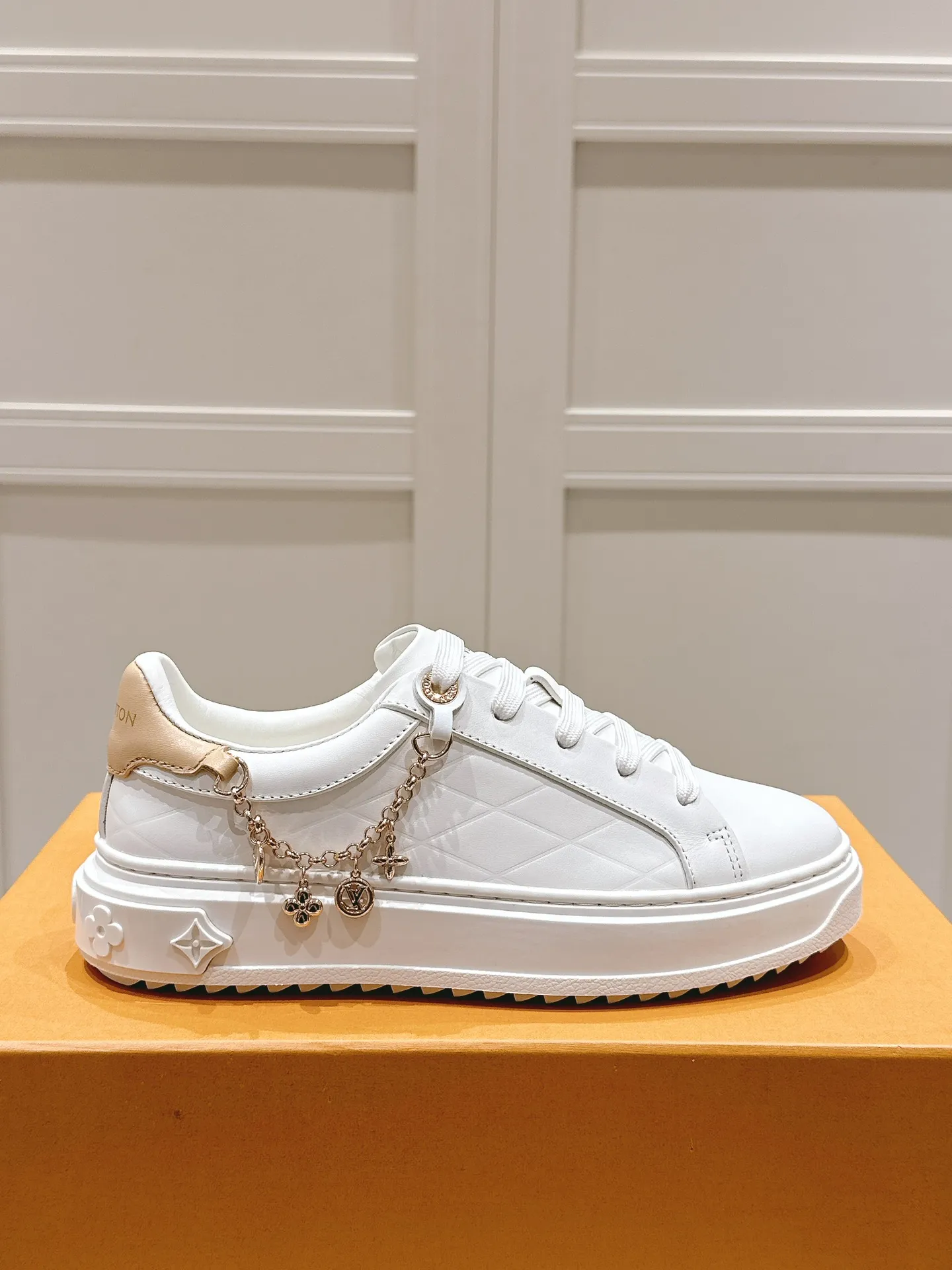 💕💕Factory direct selling price p640💕💕 LV Xiaolujia new white shoes, only women's model, evergreen style all year round, needless to say the quality of materials, small metal buckles with calfskin, the feeling of eternity at a glance❣️ Size: 35-40 (order 41)